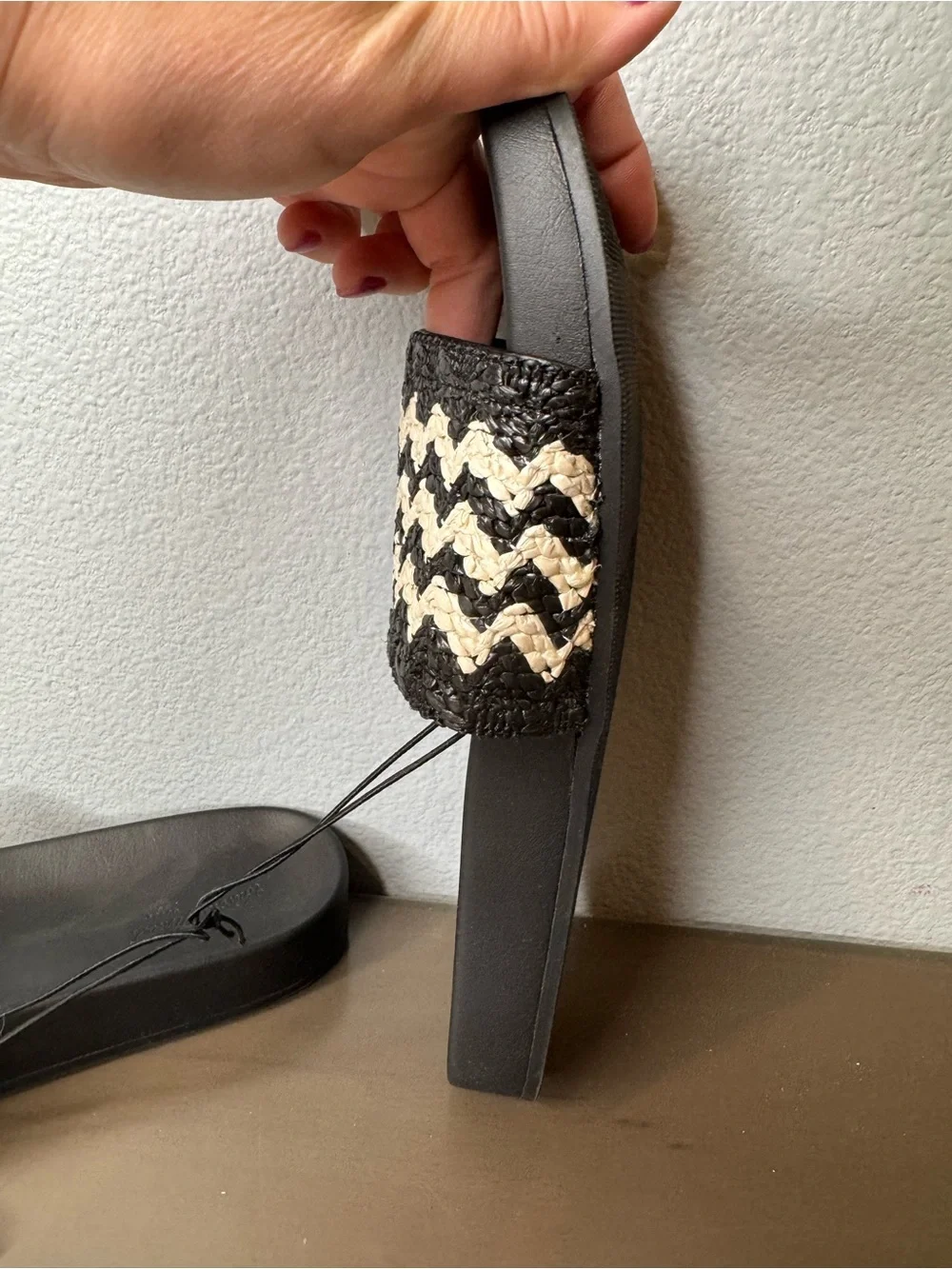 NWT 6.5 women’s  Universal Thread Black and Cream Zigzag Slide Sandals